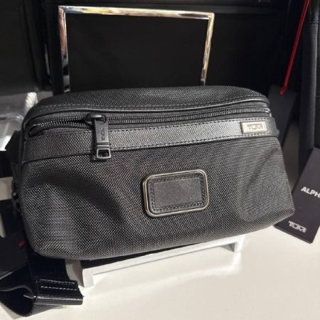 TUMI East West Sling - Outlet Physical Store - Preorder — Black