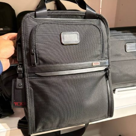 TUMI Medium Travel Tote - Outlet Physical Store - Preorder — Black